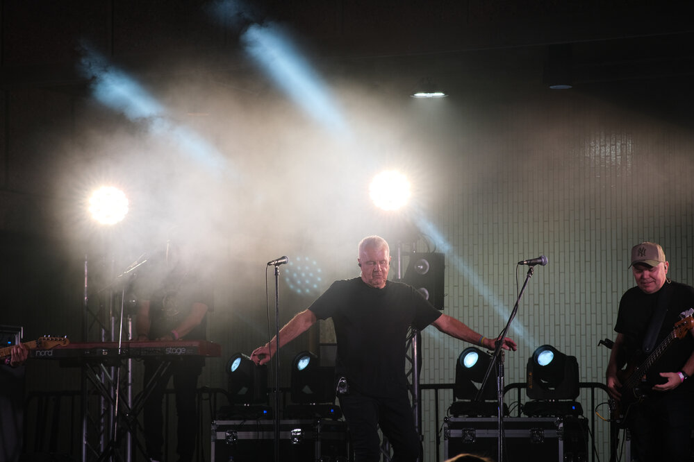 Daryl Braithwaite singing on stage, Isa Street Festival, August 2023