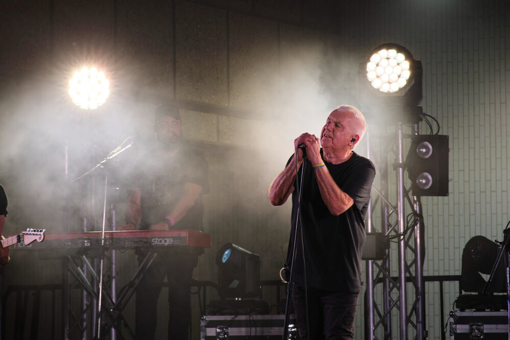 Daryl Braithwaite singing on stage, Isa Street Festival, August 2023