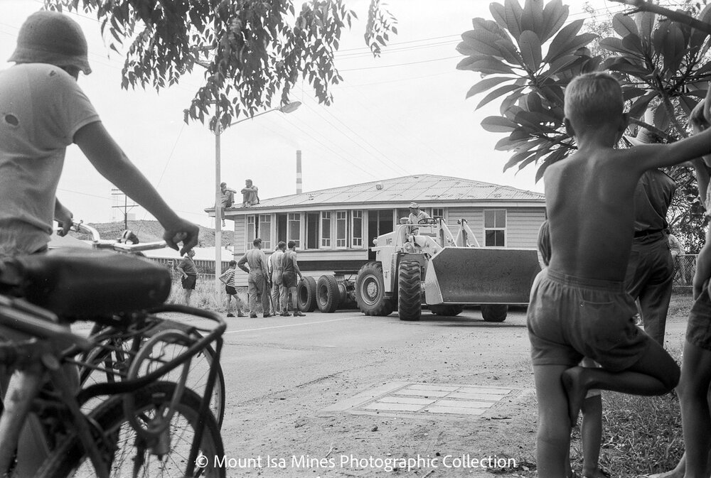 Relocating a house along Railway Avenue, Parkside, February 1970