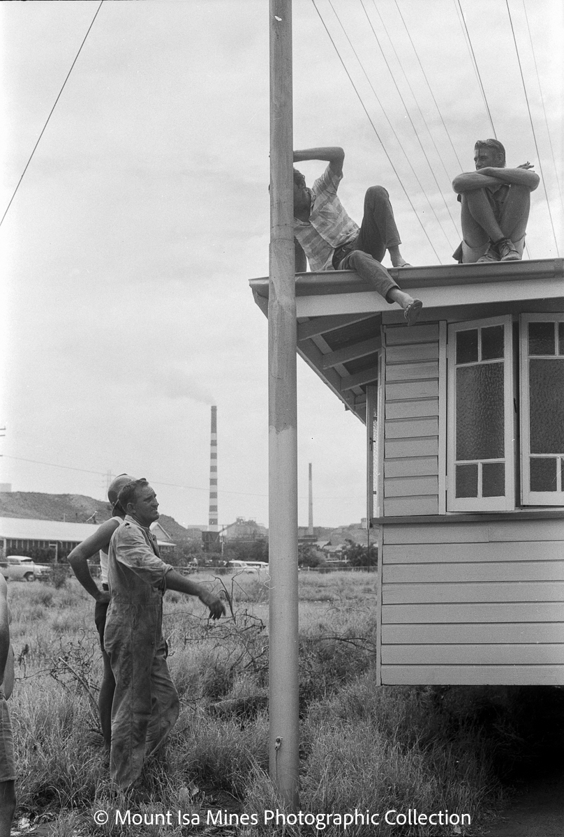 Relocating a house along Railway Avenue, Parkside, February 1970