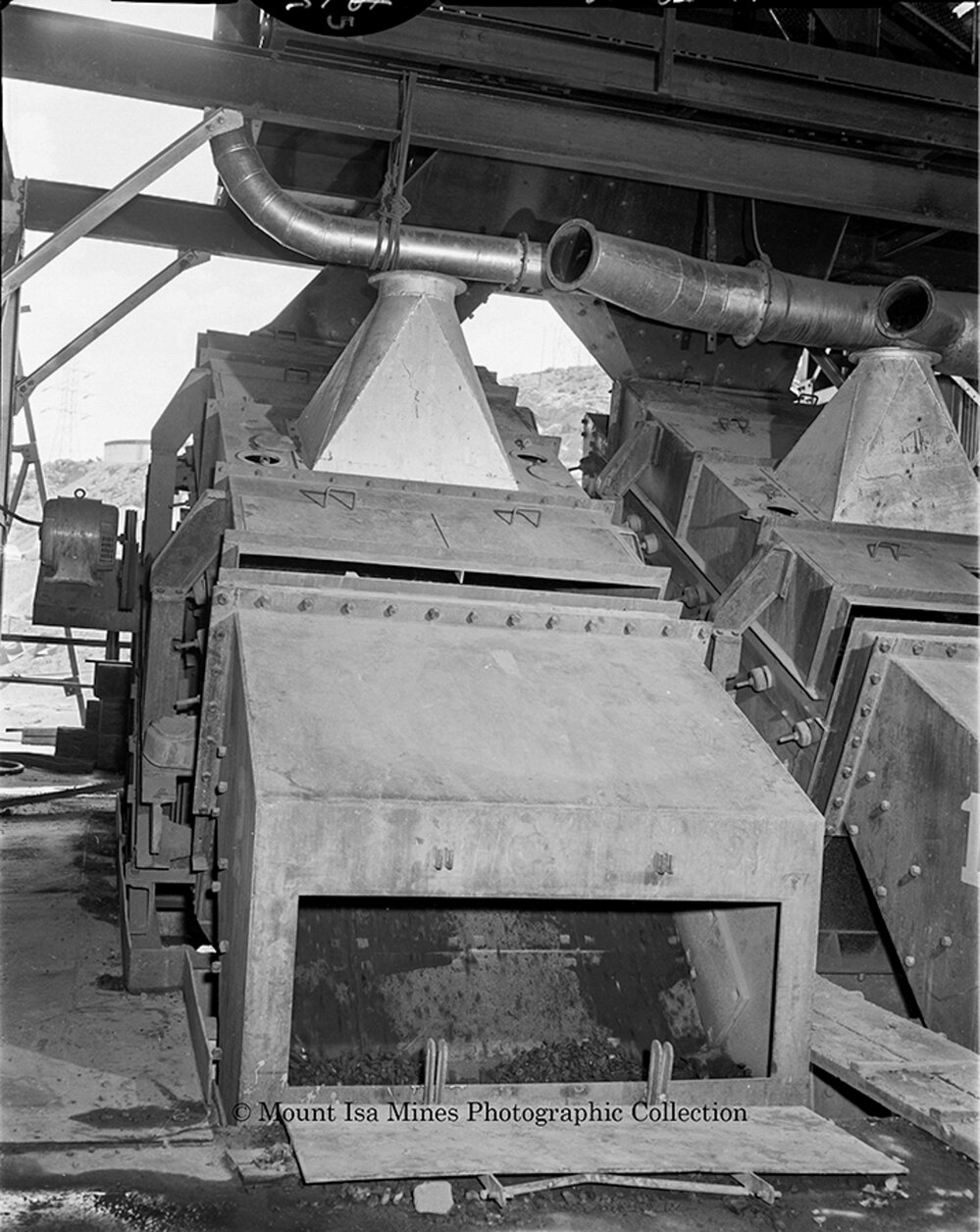 Mill vibrating feed, crushing and screening, Mount Isa Mines, December 1959