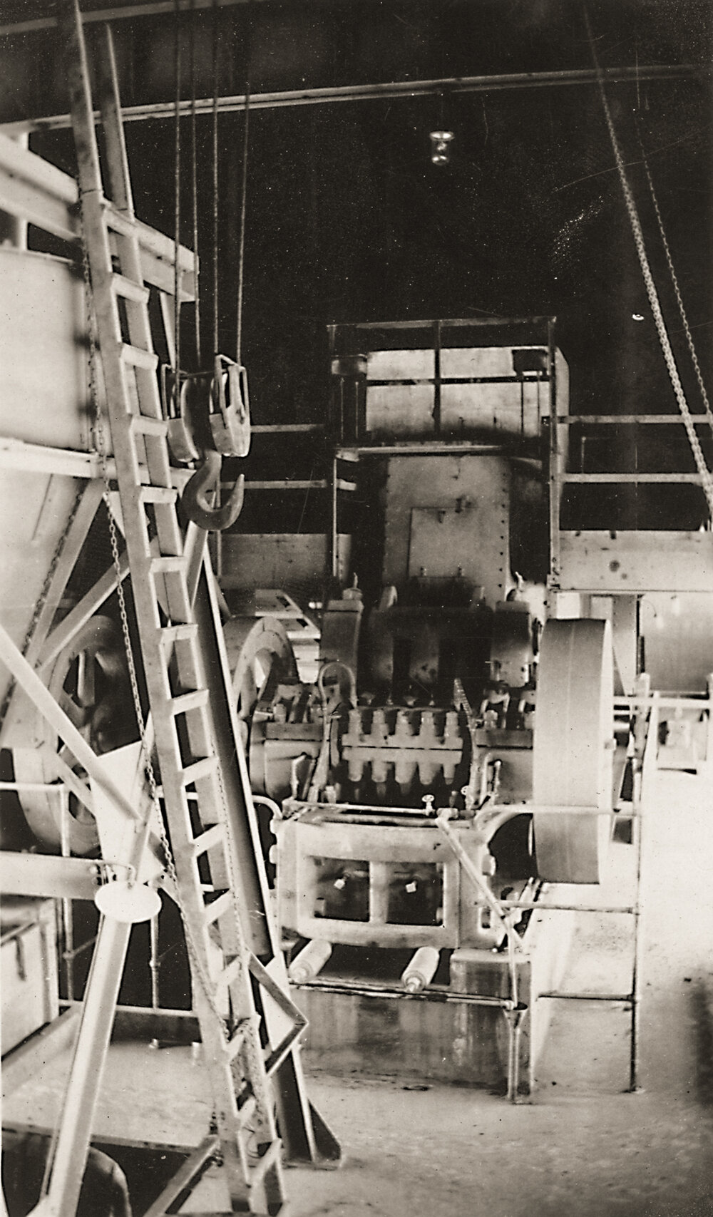 Jaw crusher at Mill, Mount Isa Mines, c.1931