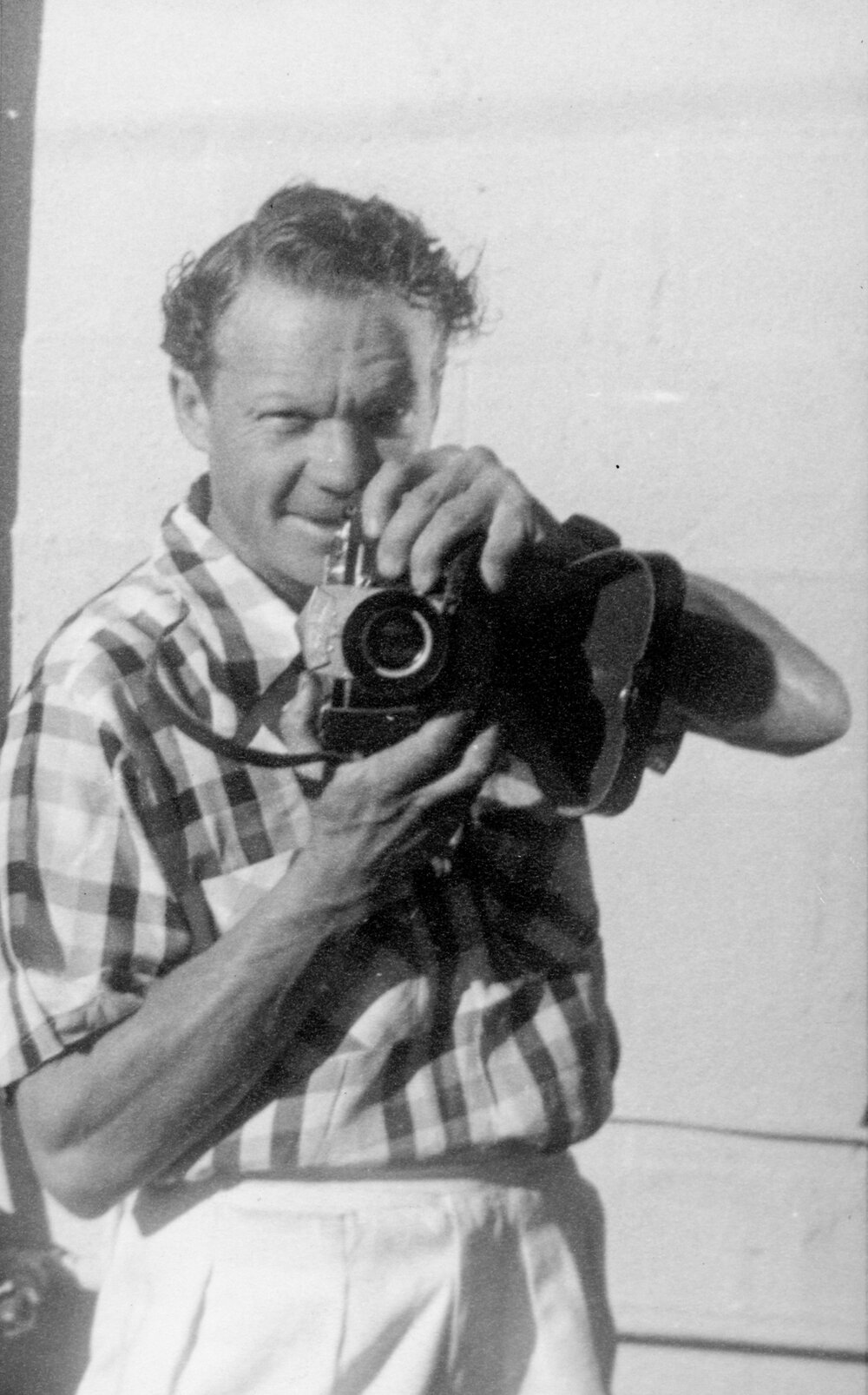 Peter Laurisen with Exakat camera, December 1952