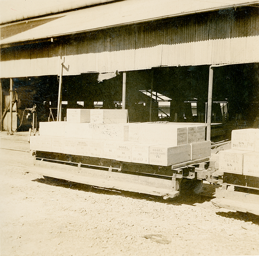 Railway truck carrying fracture for underground 