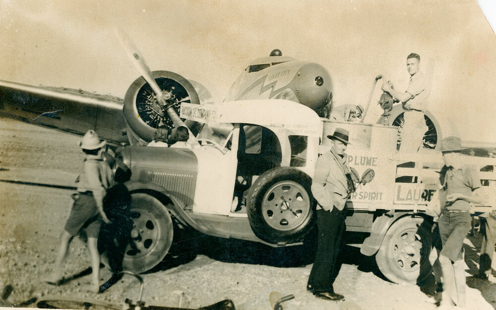 Refuelling BHP plane, Silver City postcard