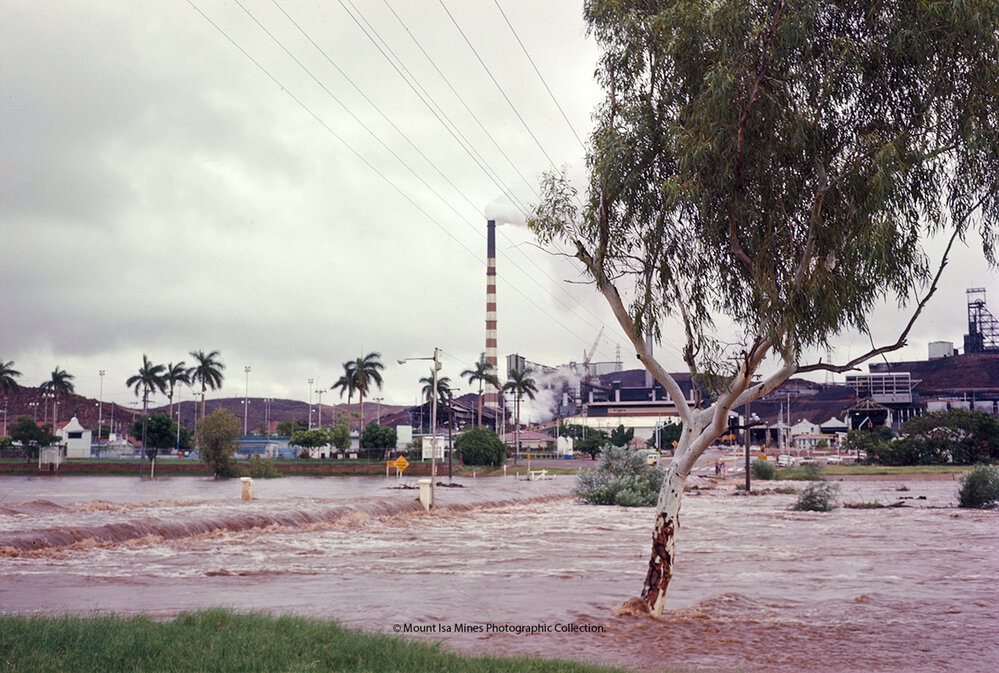 Isa Street Bridge in Flood, May 1976