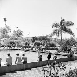 Swimming class, Mount Isa Memorial Swimming Pool, February 1959