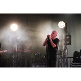 Daryl Braithwaite singing on stage, Isa Street Festival, August 2023